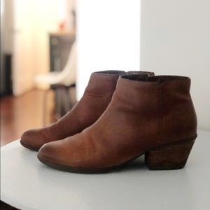 Clark’s tan booties size 8.5